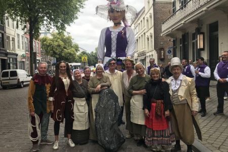 Na een geweldige theatervoorstelling zijn wij ook weer present in de Reuzenstoet.jpg